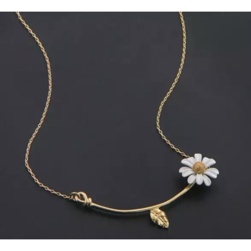 Daisy Flower Pendant Necklace Womens OS Gold White New Enamel Floral Charm